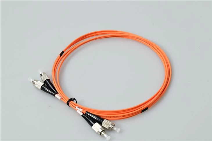 Cordon de brassage fibre duplex 9/125 monomode FC/UPC vers FC/UPC-