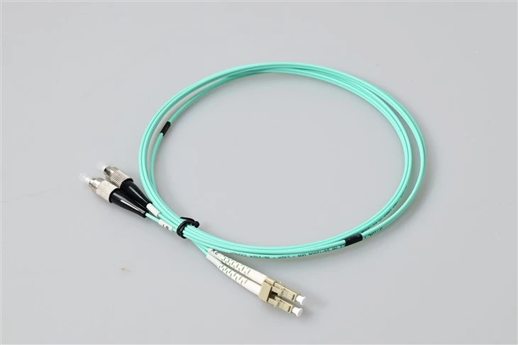 Câble de raccordement duplex multimode LC UPC vers FC UPC OM3 – G657A1 insensible à la courbure, 10 mm min. Rayon de courbure, 2,0 mm LSZH
