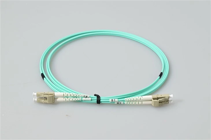 Câble de brassage fibre duplex multimode LC vers LC OM3 50/125