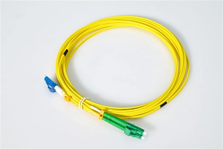 Câble de raccordement monomode hybride LC UPC vers LC APC avec courbure G657A1-fibre insensible