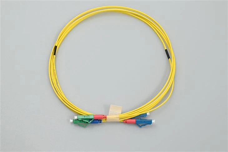 Cordon de brassage à fibre optique LC apc vers LC upc Duplex jaune