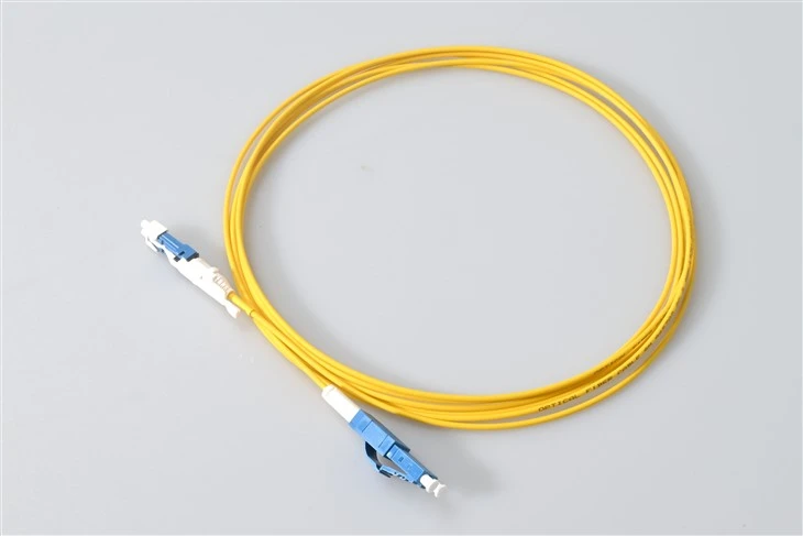 Cordon de brassage à fibre optique LC Uniboot