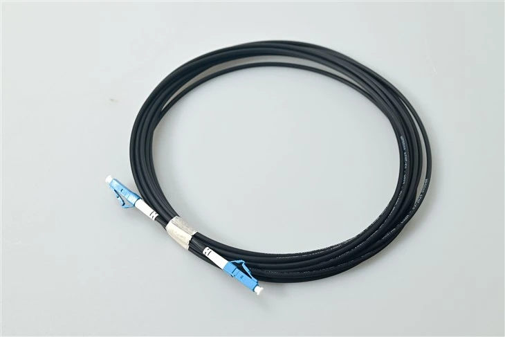 Câble de brassage fibre monomode noir LC UPC Simplex pour connexions SFF haute densité