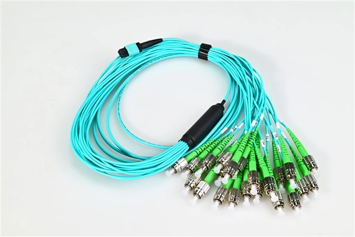 Corde de brassage à fibre optique Mtp à FC RPA 24core Om3 3.0mm