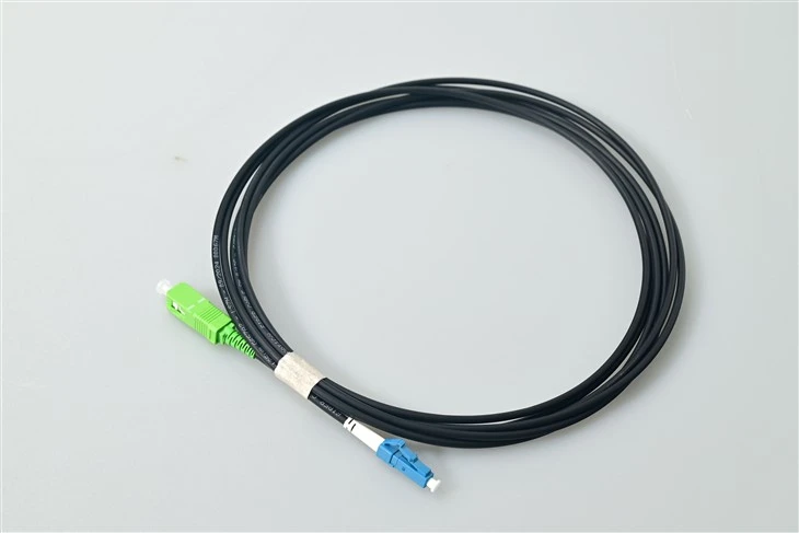 Cordon de brassage à fibre optique SC RPA vers LC UPC Simplex noir