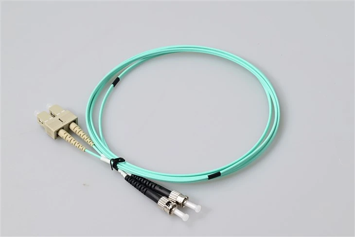 Cordon de brassage à fibre optique SC vers ST Duplex OM3